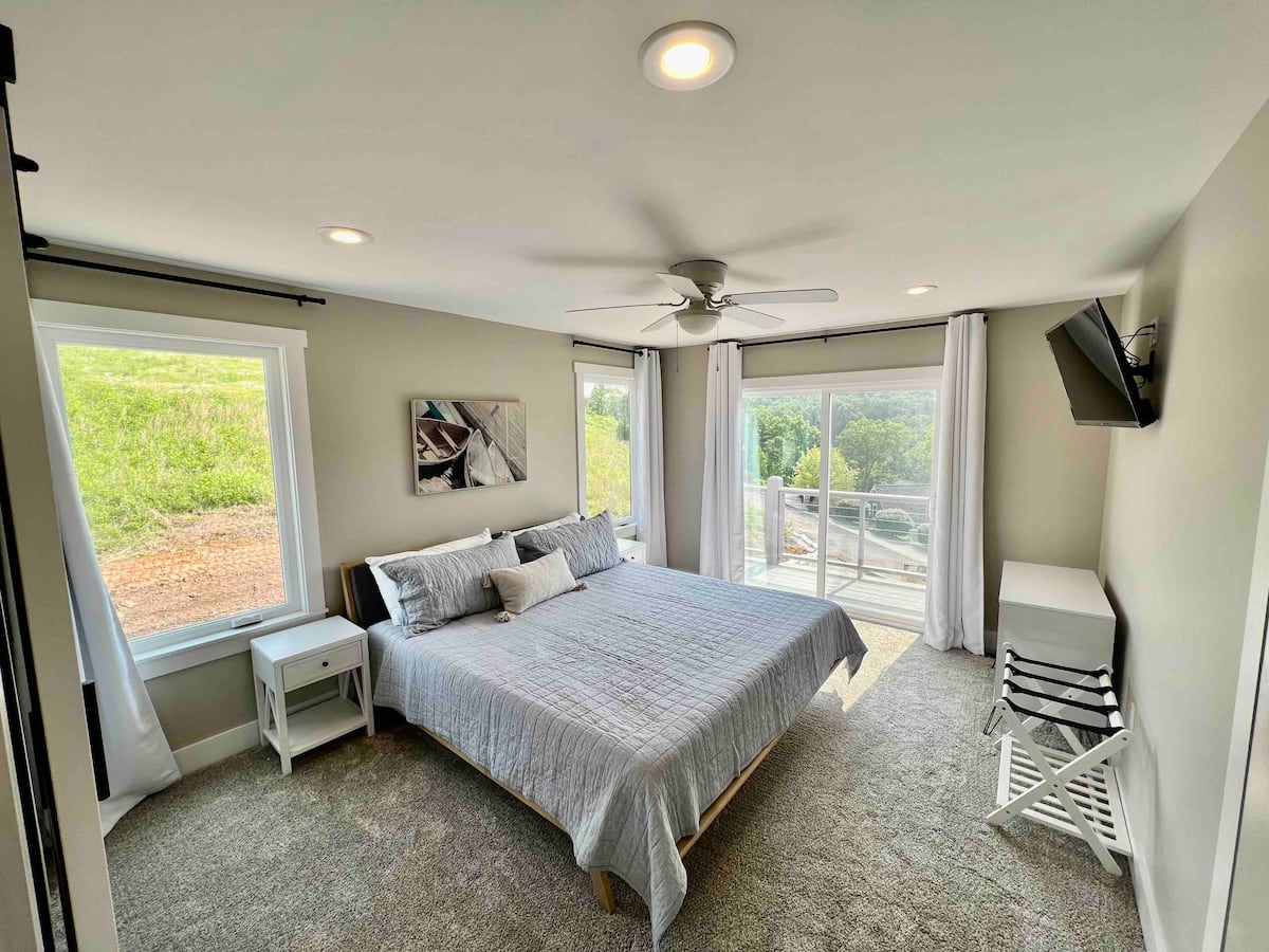 King bedroom at the Tennessee Norris Lake retreat property